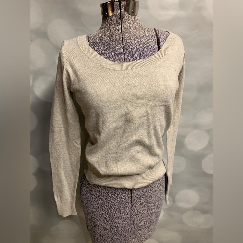 Forever 21 beige tan scoop neck long sleeve classic sweater. Medium